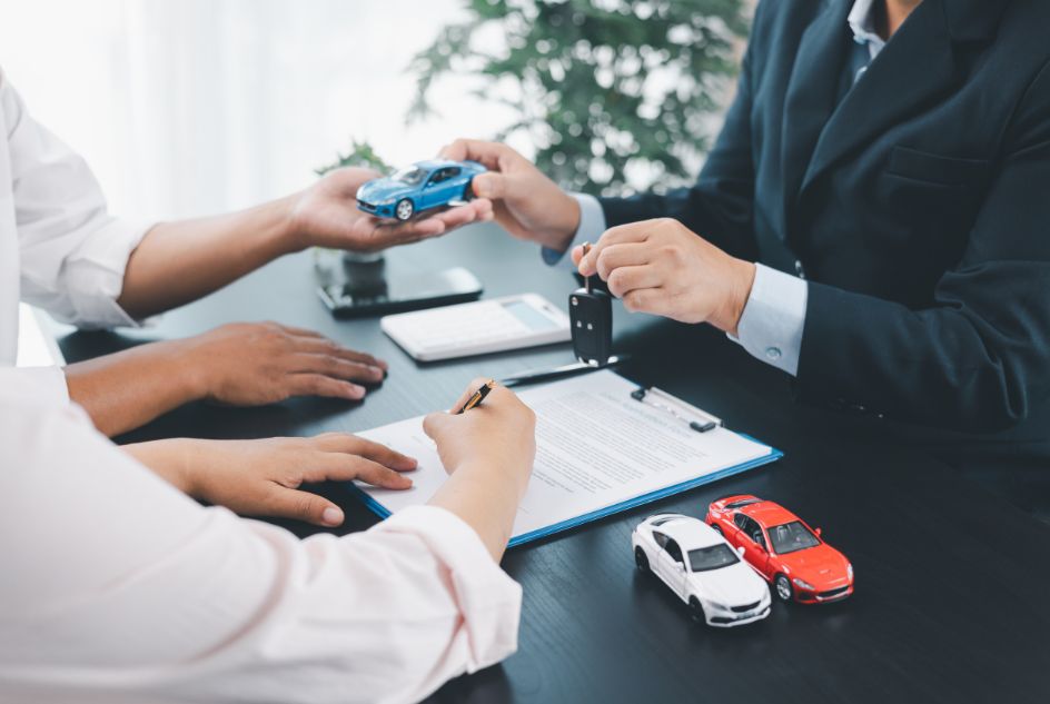 Tłumaczenie dokumentów samochodowych – kiedy potrzebne jest tłumaczenie aktu własności pojazdu?